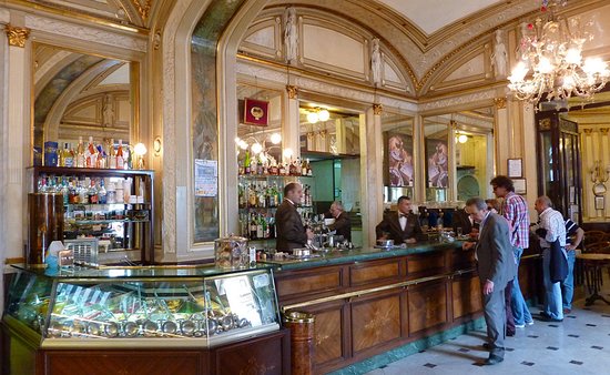 Dal caffè ai biglietti del cinema, l’economia sospesa tra marketing e solidarietà