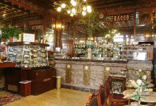 Mezzogiorno allo storico caffè Mulassano
