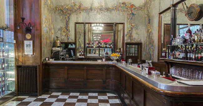 Sosta nei bar delle eccellenze dove l’etichetta è anche atmosfera